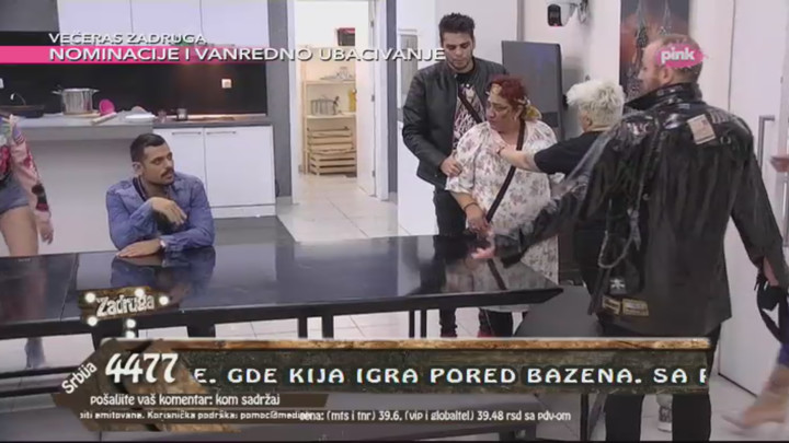 УКРАО ЈОЈ ЦИГАРЕТЕ, ПА НАСТАО ХАОС: Бора довео Раду до лудила, она га гађала флашама, улетело обезбеђенје! (ВИДЕО)